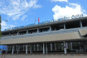 万象瓦岱国际机场（Vientiane Wattay International Airport，IATA：VTE），是老挝的首都万象市的唯一国际机场，位于万象市中心以西约3公里处。机场有定期航班到昆