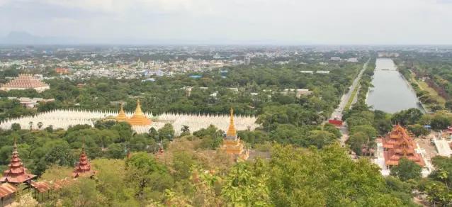 曼德勒，文化古都，不止有乌本桥，马哈伽纳扬僧院（千人僧饭）还有3座古城。 因瓦古城曾是缅甸近四个世纪的首都，著名的因瓦王朝的古都。因为遭到
