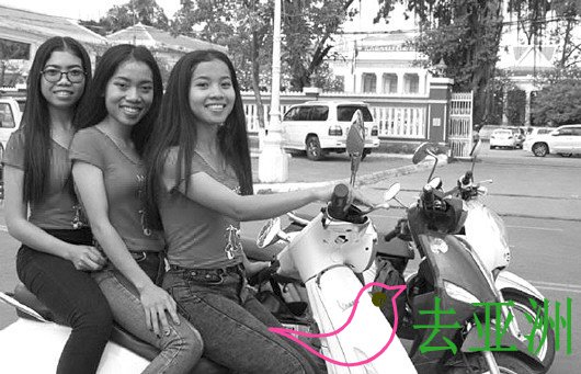 四个身材娇小的漂亮女孩,成立了摩托女孩导游团。正如她们的网站上所写,柬埔寨之旅可以由年轻美丽的女性司机带领。 当她们穿着紧身的大红色T恤和牛