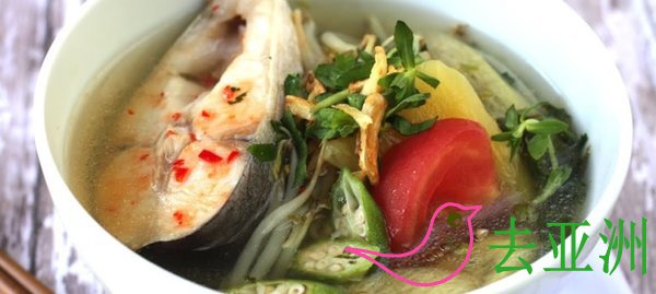 柬埔寨人一般吃鱼虾、生菜、凉拌菜和大米。柬埔寨最具风味特色的美食是凉拌菜，是把新鲜的蔬菜洗干净后，放入葱、姜、蒜、辣椒、椰汁等佐料，酸咸