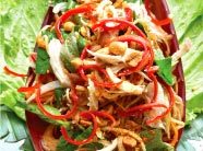 柬埔寨旅游必吃的三个菜肴：空心菜、麵條，Nhoim Troyong Cheit