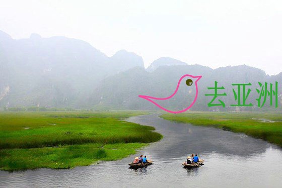 宁平云龙潭是北部平原最大的湿地自然保护区，在平静如镜的潭上乘船观赏怡人