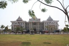 隶属于老挝警察部门的博物馆，算是万象最气派的建筑之一。展示了老挝人民警察的工作情况。 到达方式： 位于凯山丰威汉大街旁边显眼位置，离塔銮很