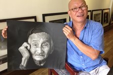 Long Thanh是最有名的黑白画作大师，善于通过抓拍表情和细节来反映人们的内心和生活。在拍下照片之后，唯一的修饰就是在冲洗后的照片上通过黑色画笔进