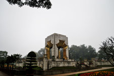 越南的英雄纪念碑，位于巴亭广场旁边。 地址： Đài tưởng niệm Liệt sĩ Vô danh, Hoàng Diệu, Điện Biên, 巴亭郡河内越南