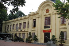建于1959年，以前由越南贸易部。在2008年馆藏超过40000历史展品。 门票： 15000越南盾 地址： 216 Ã Tran Quang Khai