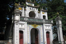 河内市内的一所道观，极具中国特色，当然有些部分也被装修成了越南特色。 地址： P Quan Thanh
