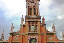 这座教堂原本是在1923年为了当地的法国人而建造，如今成为服务于当地四千多天主教徒的教堂，如糖果般的粉红色建筑几乎成为岘港的标志，镶嵌着中世纪