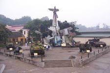 越南军事历史博物馆位于河内市中心，建于1956年，为了纪念越南近现代以来几段刻骨铭心的战争。这里可以看到当年曾在战争当中使用过的武器，以及当年