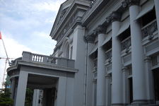 又名革命博物馆，建成于1885-1890年间，由法国建筑师设计，融会了东西方建筑风格。最初的建筑目的是将他作为一个商业博物馆，用来展示越南当地特色产