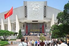 为了纪念越南伟大的无产阶级革命者胡志明而设立，馆藏展品丰富，有大量的图片和实物展示了胡志明的革命斗争历史。 门票： 10000越南盾 电话： 04 384