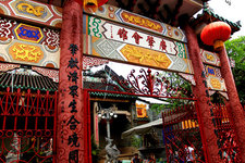 在古镇内的会馆中，大门的四根龙纹雕柱最为醒目。会馆是由广东肇庆的商人在1885年成立，许多小部件是在中国完成制造后运到这里再添加而成的。除了一