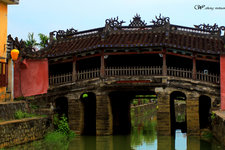 早年日本人修建这座桥是为了方便连通河的两岸，后经华人重新翻修，现在已经成为会安的地标性建筑。桥的两端分别立着猴和狗的雕塑，相传是因为这座