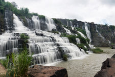 越南最大最雄伟的瀑布，位于在西南高原的丛林，Pongour瀑布是台阶式的，大量的水从30米急速下落7层，然后跌入一个巨大的游泳池，声音犹如雷鸣。 Pong