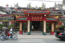 建于19世纪初期，是越南佛教寺庙中香火最旺的一座。(图片来自WIKI) 地址： 12 Ã Lao Tu