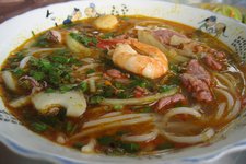 The Lunch Lady是胡志明市内著名的越南米粉小摊，主打经营牛肉粉。这里的高汤是用牛骨、牛腱、猪腿肉、虾酱、柠檬草以及蘑菇等各种材料长时间熬制而成