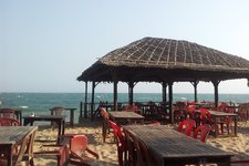 这个美奈最受欢迎的餐厅每天都吸引着游客专程来到这里，你可以直接踩在沙子上享受味美价廉的海鲜和传统越南菜，也可以在这里坐上一下午，欣赏漫天