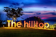 Hilltop餐厅顾名思义是位于山顶，因为优越的地理优势成为澳南海滩最好的日落餐厅之一，以传统泰国菜为主，同时提供大量海鲜烧烤以及美酒，人均100元人
