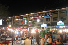 该市场是个繁忙的夜市，集聚着很多泰国、印度和西式餐厅，还有很多零售摊贩，氛围特别好。 地址： Chang Khlan Road