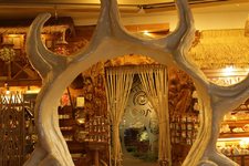 普吉岛贝壳是一家专门销售贝壳制品的专卖店，有风铃和室内灯等漂亮的装饰品。同时开设的贝壳博物馆，藏品世界一流。 营业时间： 8:00-18:00 地址： 1