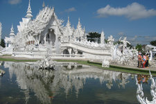 白庙建于1997年，由泰国著名建筑师Chalermchai Kositpipat设计建造，白色代表了纯洁，闪闪发光的玻璃片是智慧的象征，以佛教神话为主题，至目前仍然在建。