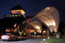 位于素贴山下的清迈夜间动物园占地近百亩，是泰国最大的动物园。园中除了有各种珍奇动物外，还有风景花园、瀑布和湖泊，风景非常优美，在山顶上还