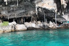维京洞又叫燕窝洞，位于小皮皮岛的东北角，因产燕窝而得名。早期欧洲海盗曾经到访此地，并在洞内留下维京号帆船的岩画。洞内高达60 米，采燕窝的人
