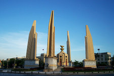 民主纪念碑位于曼谷市中心的高山路附近，正如其名民主二字，是为了纪念泰国1932年6月24日发生的民主政变而设立的，此次政变推翻了泰国的君主专制，从