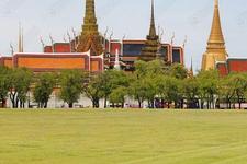 又名皇家公园，占地约121405平方米，位于泰国曼谷市大皇宫(the Grand Palace)与曼谷国家博物馆(Bangkok National Museum)之间。皇家田广场是个呈椭圆形的传统会场，