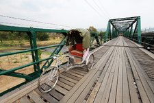 拜县纪念桥初看好像荒废已久，但是其实，每年的旅游旺季都有成千上万的泰国游客到此造访游览。它是拜县762弯中最重要的其中一弯，也是极为受欢迎的