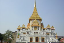 泰国曼谷的金佛寺里供奉着一尊世界上最大的黄金佛像。它全身金光闪闪，高3米，5.5吨重。黄金佛像来源神秘，目前光在黄金上就价值40亿美元。雕刻的在