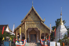 Wat Chai Prakiat位于清迈古城东西主干道Ratchadamnern Rd.上、警察局附近，规模不大，是典型的泰北风格寺庙。主殿旁边还有正在修缮的佛塔。殿内柱子均为红色