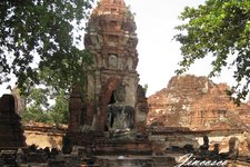 欧美人都翻译成 玛哈泰寺 是音译，也有的叫 帕玛哈泰寺 Wat Phra Mahathat。里面也没有大佛，不知日本人为何翻译为 大佛寺。 玛哈泰寺 与三王寺齐名，是大