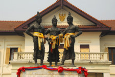 位于清迈文化中心的正前方，是著名的三王雕像，为纪念三位对清迈有重大贡献的人物：兰甘亨大帝、孟莱王和南蒙王并立，他们是兰纳历史上最重要的三