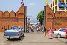 塔佩门 Tha Phae Gate 一路向东，这一区是清迈的新城。也有很多店，什么都有。 地址： Tha Phae Rd