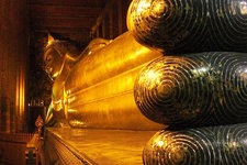 Wat Pho 卧佛寺，又叫 Temple of Reclining Buddha。这个寺庙在曼谷也是比较重要的一个，有时间一定要来。面积很大，分主寺庙区和僧舍区，两部份面积差不多大