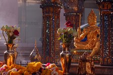 人称有求必应佛，泰国香火最盛的佛像之一，以灵验著称。每天都有很多来自世界各地的信众前来参拜。佛像有四尊佛面，分别代表爱情、事业、健康和财