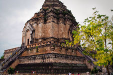 位于清迈古城旧市街 PhraPokklao Road 的南端。它因为一座极具视觉冲击的大佛塔而闻名，创建于1411年，在清迈市内六大寺庙中最为著名，它与 帕辛寺 并列为