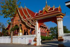 该寺以那座巨大的白色基座佛塔而出名，八角形塔腰正面装饰上有朵中国风格的花朵。 出了北门过了桥，在楼群里有一座寺庙，叫 Wat Chiang Yeun。入口处有