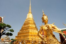 玉佛寺建于1782年，历史相当悠久，属于泰国曼谷王朝开朝时建筑。拉玛一世是首位将泰国首都迁至曼谷的国王，他将玉佛寺视为国家守护的宗教圣地，并在