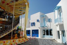 希腊的圣托里尼岛的标志蓝白小屋为主题打造的一个主题游乐场！非常梦幻！号称小希腊！ 公园占地约 10 公顷，共分为 5 个区域：游乐、休憩、购物、表