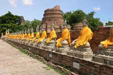 寺庙位于城东冰河边，是清迈最古老的社区寺庙之一，广纳各种文 化，如缅甸佛塔和华式观音堂。寺庙始建于600年前，寺名意思 是吉祥胜利寺。 地址：
