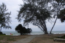 迈考海滩位于普吉岛西海岸的北部，沙滩长达9公里，是普吉岛上最长的海滩，目前主要是万豪、安娜塔娜等度假酒店占据。这里游客寥寥，少了几分喧闹，