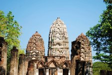 建于12世纪和13世纪，寺外有一条护城河，寺内有三座高棉风格的佛塔。 它位于 Wat Mahathat 以南350米处，寺庙内伫立在红土和砖瓦中的三座并排的高棉式佛塔