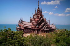 泰国芭提雅真理圣殿 ( the sanctuary of truth )建于1981年，选址为芭提雅一片临海的宁静之地。至今已有31年的历史，还没有竣工，建筑是全木纯手工雕刻，构造