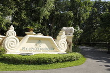 清迈四季酒店2011年初被《福克斯》评选为全球十大独特奢侈酒店。下午茶广受欢迎 到达方式： 从清迈市区包双条车来回约500泰铢