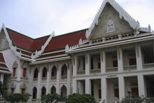 泰国的第一学府，相当于国内的北京大学，排名也位于亚洲名校前列，在曼谷旅行时不妨去感受一下泰国的学术氛围，朱拉隆功大学占地面积广阔，绿树成