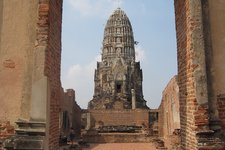 这座寺庙以它宏伟的高棉佛塔而著称，佛塔建于公元1424年，是大城王朝的第八代王 波隆罗阇二世 为两位在王位权力斗争中死去的两位兄弟而修建的寺庙，