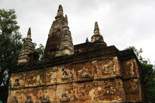又称泽玉寺，建于1455年，寺内栽种来自印度的菩提树。1477年曾有100多位佛教高僧在此举行世界佛教徒会议。 地址： Chang Phueak, Mueang Chiang Mai