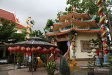 入口处三个中文大字女娲宫。在一个院子里占了一个角，一座八角型建筑，门前有红色的柱子上面盘着龙，建筑的墙壁上也有半立体半浮雕的龙，龙头是伸